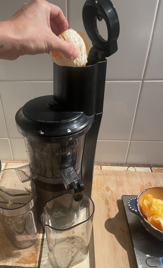 nutribullet NBJ500 Slow-Juicer beim Einfüllen ganzer Orangen