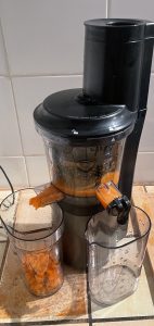 nutribullet NBJ500 Slow-Juicer beim Möhren Entsaften