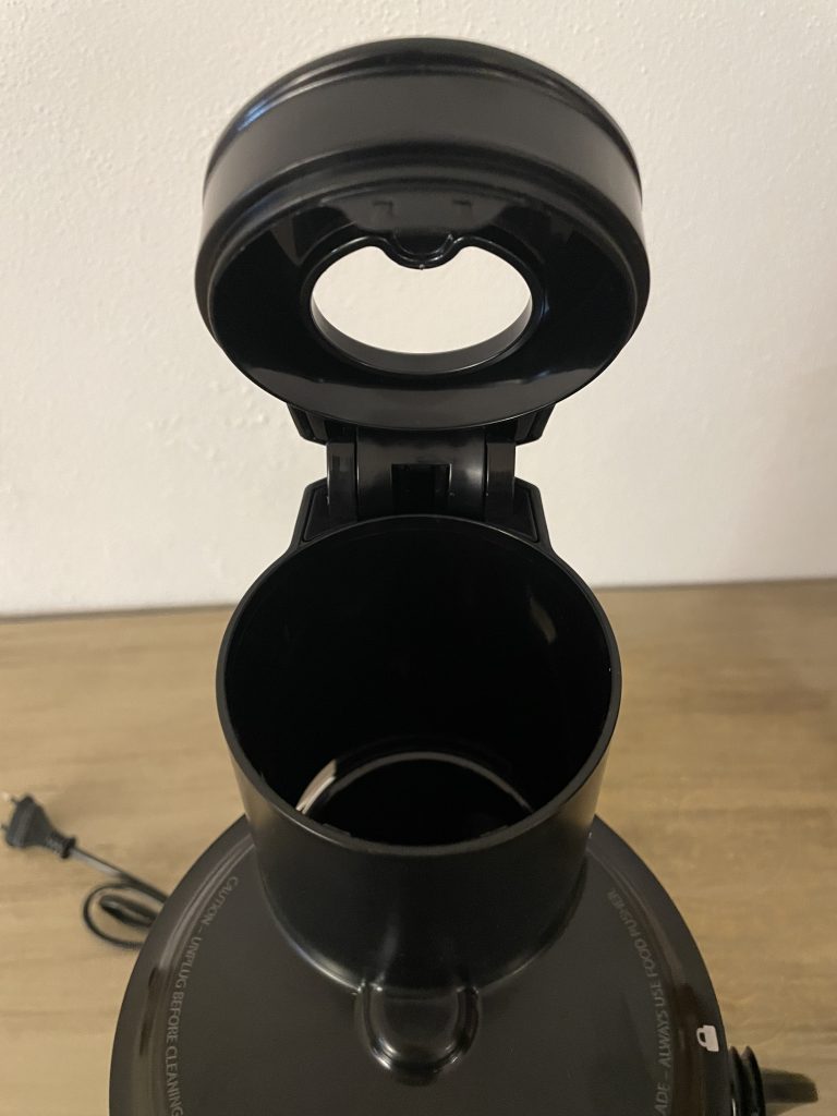 nutribullet NBJ500 Slow-Juicer geöffnete Einfüllöffnung