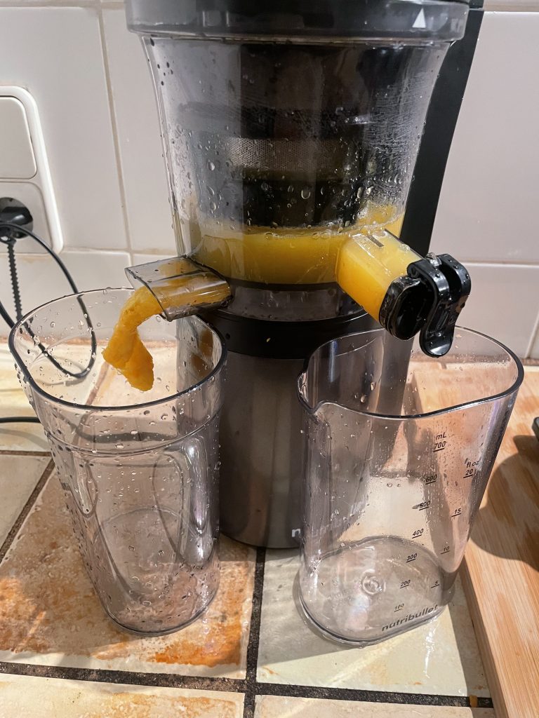 nutribullet NBJ500 Slow-Juicer während des Entsaftens von Möhren