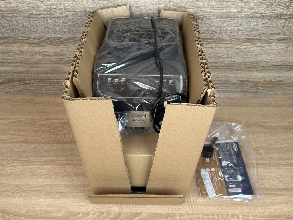 De'Longhi Magnifica Evo Next ECAM 310.60.B Kaffeevollautomat ausgepackt 1