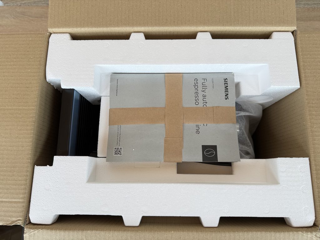 Siemens EQ300 TF301E19 Kaffeevollautomat in der Verpackung 1