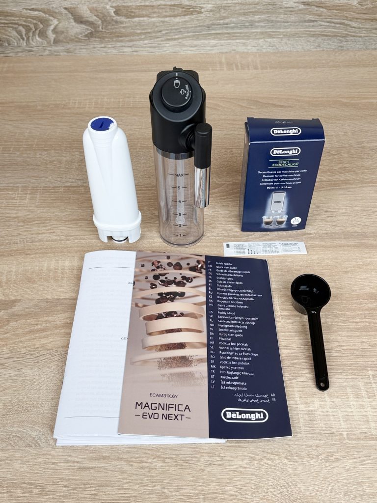 De'Longhi Magnifica Evo Next ECAM 310.60.B Kaffeevollautomat Detail Zubehör