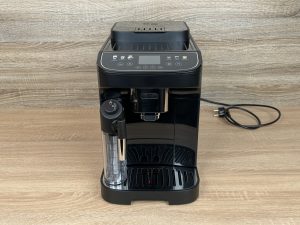 De'Longhi Magnifica Evo Next ECAM 310.60.B Kaffeevollautomat Vorderansicht mit Milchbehälter