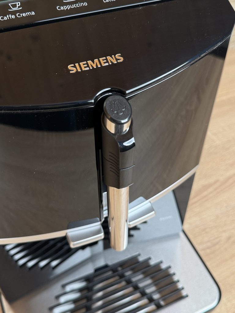 Siemens EQ300 TF301E19 Kaffeevollautomat Detail Milchaufschäumer