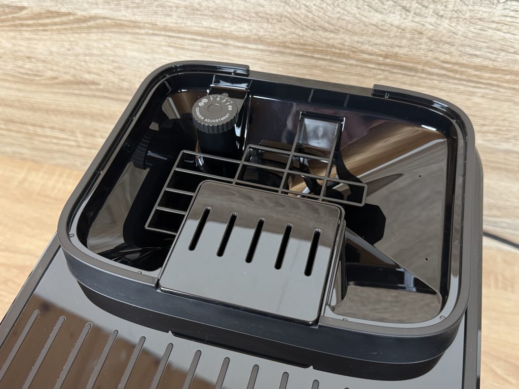 De'Longhi Magnifica Evo Next ECAM 310.60.B Kaffeevollautomat Detail Bohnenbehälter 2