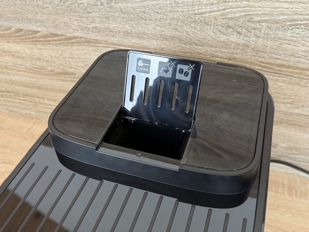 De'Longhi Magnifica Evo Next ECAM 310.60.B Kaffeevollautomat Detail Einfüllöffnung Pulverkaffee