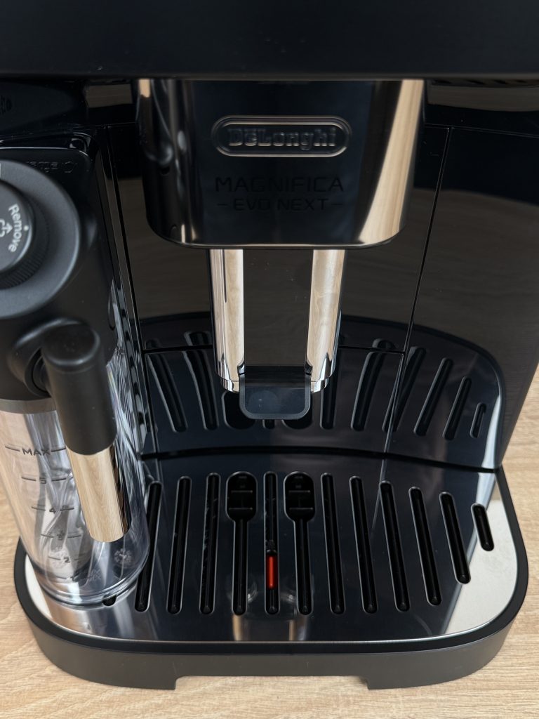 De'Longhi Magnifica Evo Next ECAM 310.60.B Kaffeevollautomat Detail Ausgießer