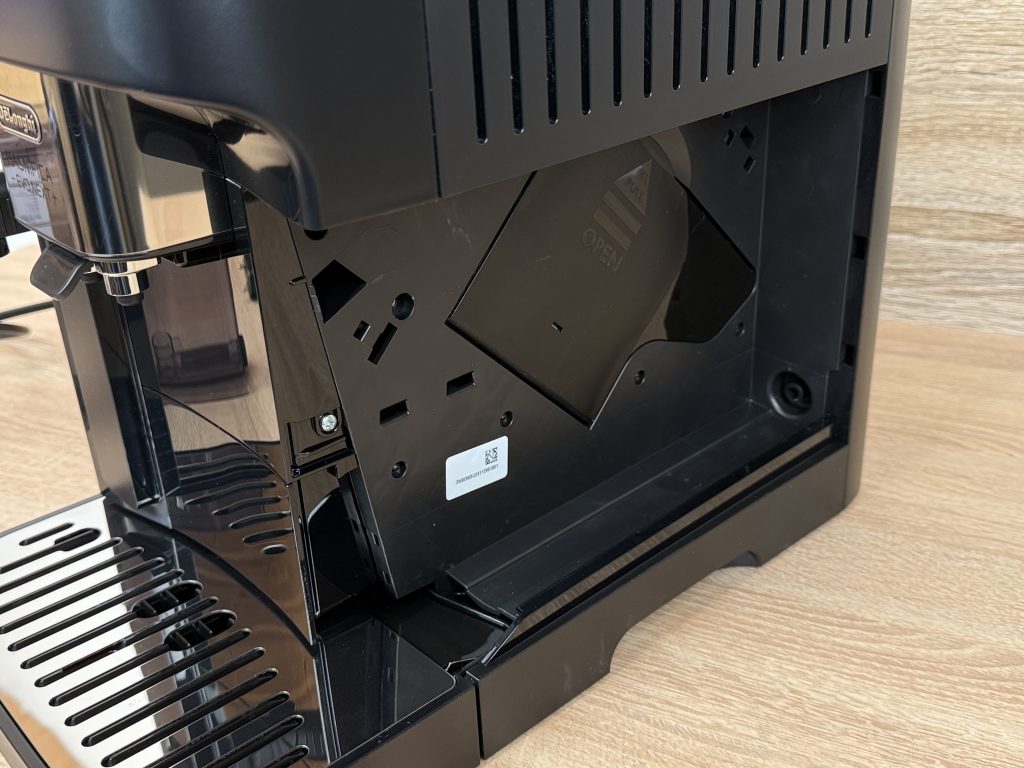 De'Longhi Magnifica Evo Next ECAM 310.60.B Kaffeevollautomat Detail Klappe Brüheinheit