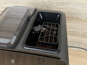 Siemens EQ300 TF301E19 Kaffeevollautomat iemens EQ300 TF301E19 Kaffeevollautomat Bohnenbehälter befüllt