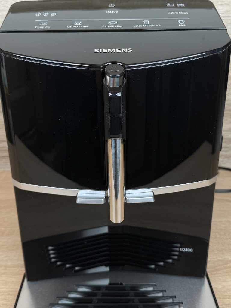 Siemens EQ300 TF301E19 Kaffeevollautomat Detail Auslauf 1