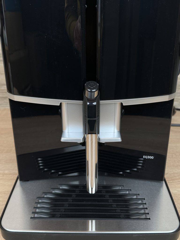Siemens EQ300 TF301E19 Kaffeevollautomat Detail Auslauf 2