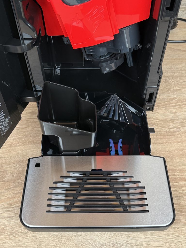 Siemens EQ300 TF301E19 Kaffeevollautomat ausgezogene Aptropfschale mi Tresterbehälter