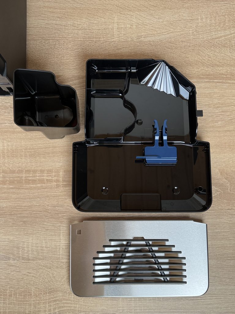 Siemens EQ300 TF301E19 Kaffeevollautomat Detail Abtropfschale und Tresterbehälter