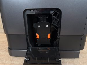 Tchibo Esperto Pro Kaffeevollautomat geöffnete Klappe zur Brüheinheit