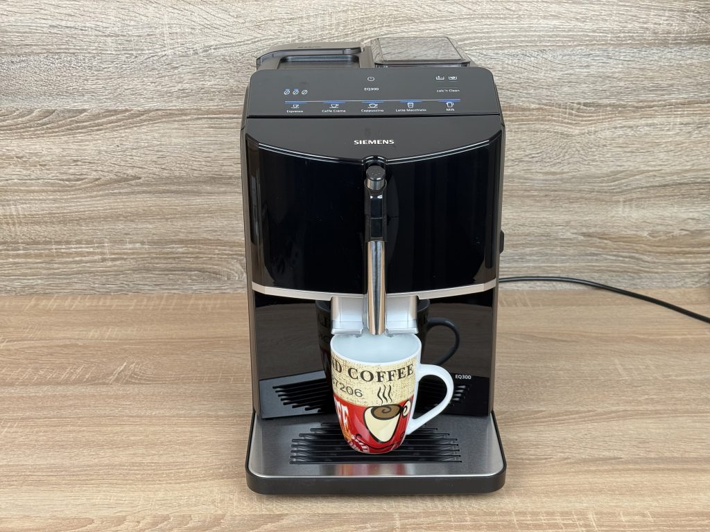 Siemens EQ300 TF301E19 Kaffeevollautomat mit Tasse