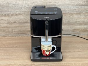 Siemens EQ300 TF301E19 Kaffeevollautomat mit Tasse