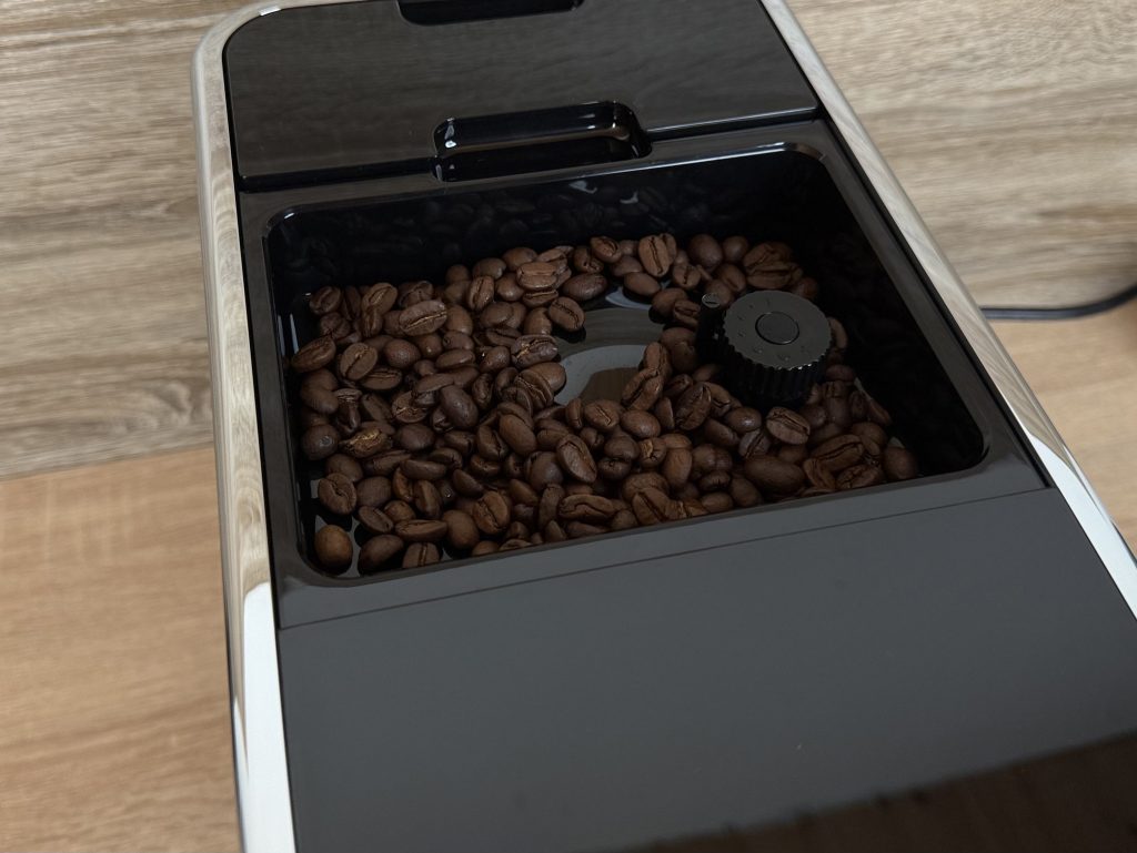 Tchibo Esperto Pro Kaffeevollautomat Kaffeebohnen im Behälter