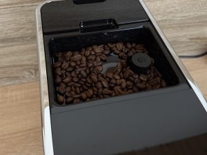 Tchibo Esperto Pro Kaffeevollautomat Kaffeebohnen im Behälter