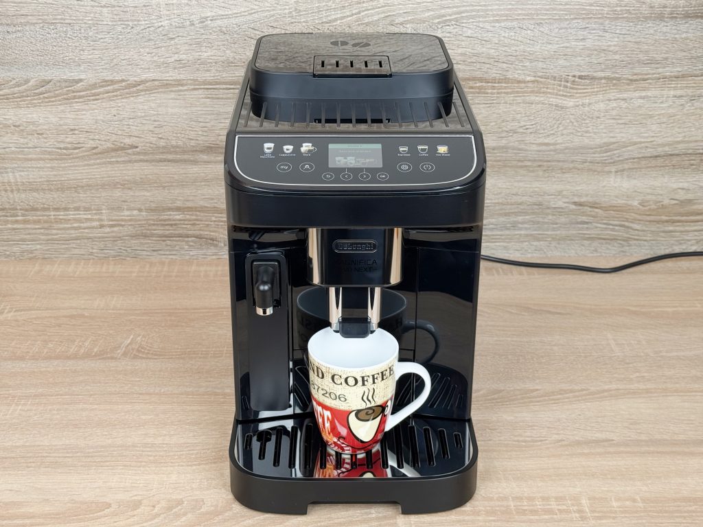 De'Longhi Magnifica Evo Next ECAM 310.60.B Kaffeevollautomat Tasse vor dem Abfüllen