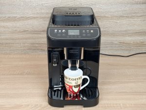 De'Longhi Magnifica Evo Next ECAM 310.60.B Kaffeevollautomat Tasse vor dem Abfüllen