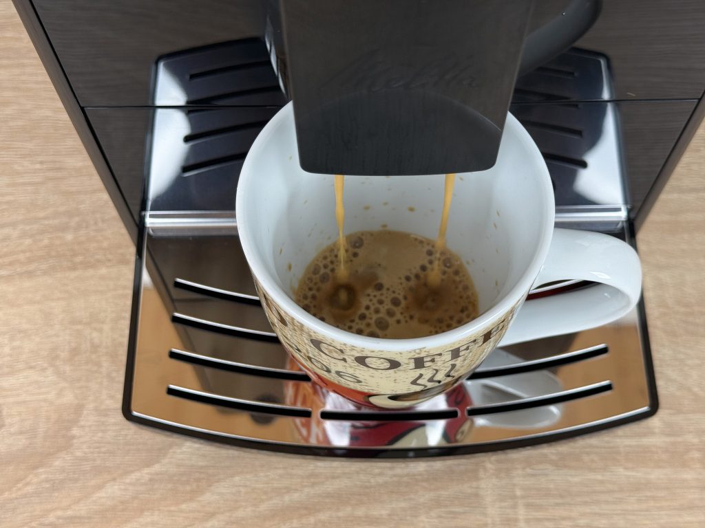 Melitta Solo E 950-222 Kaffeevollautomat bei der Kaffeezubereitung