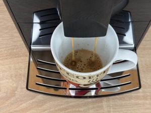 Melitta Solo E 950-222 Kaffeevollautomat bei der Kaffeezubereitung