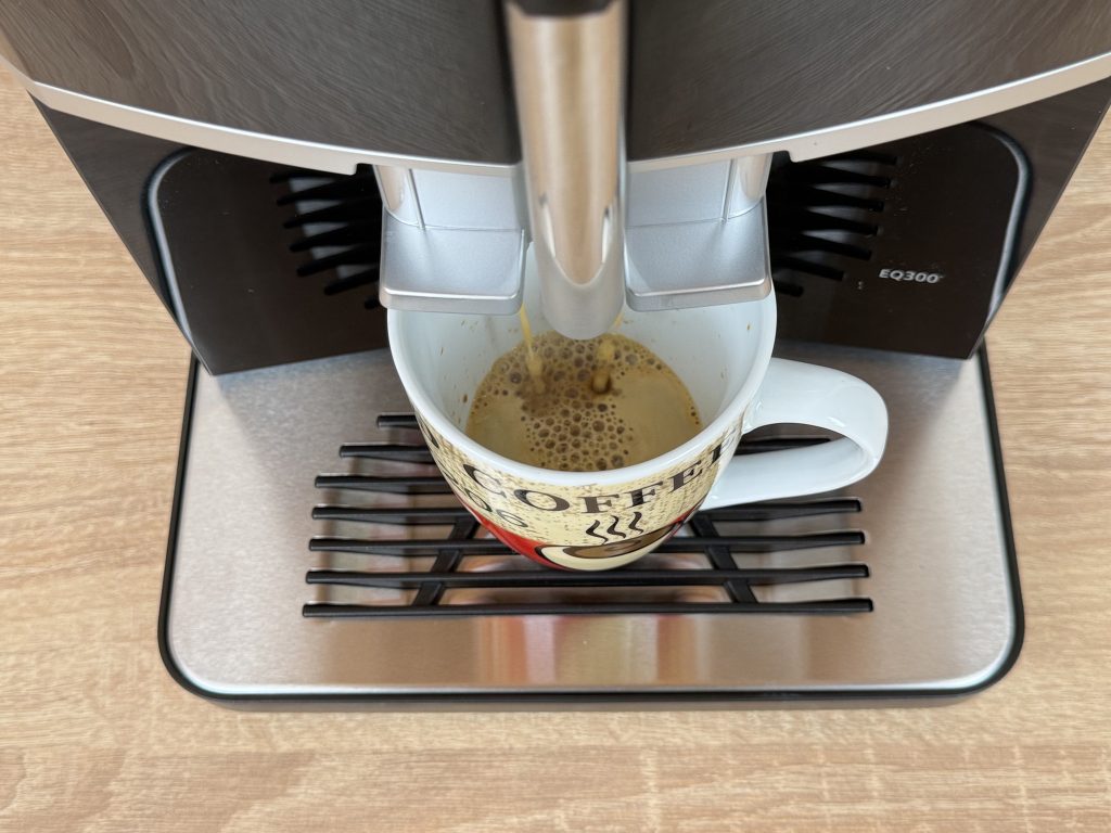 Siemens EQ300 TF301E19 Kaffeevollautomat Abfüllen Kaffee Crema