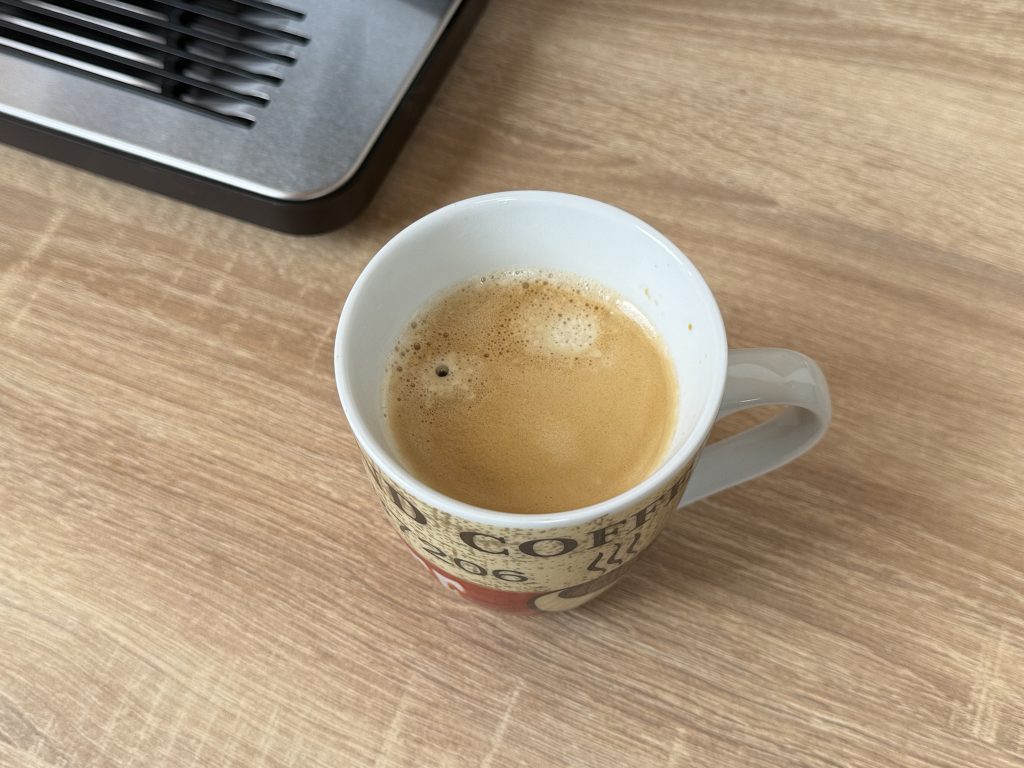 Siemens EQ300 TF301E19 Kaffeevollautomat fertiger Kaffee Crema