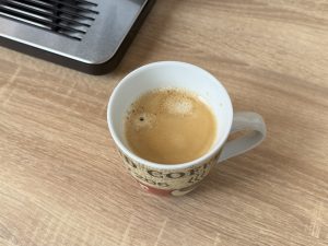 Siemens EQ300 TF301E19 Kaffeevollautomat fertiger Kaffee Crema