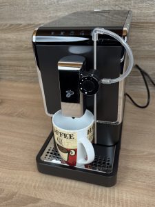 Tchibo Esperto Pro Kaffeevollautomat bereit für die Zubereitung