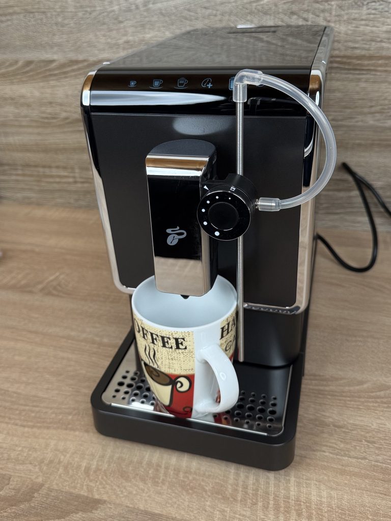 Tchibo Esperto Pro Kaffeevollautomat bereit für die Zubereitung