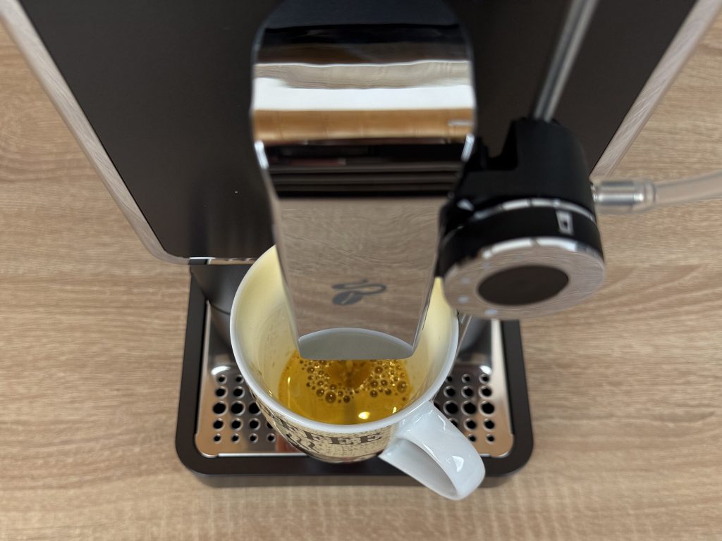 Tchibo Esperto Pro Kaffeevollautomat beim Abfüllen
