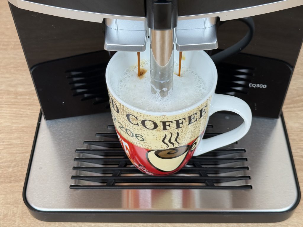 Siemens EQ300 TF301E19 Kaffeevollautomat Zubereitung Capuuccino
