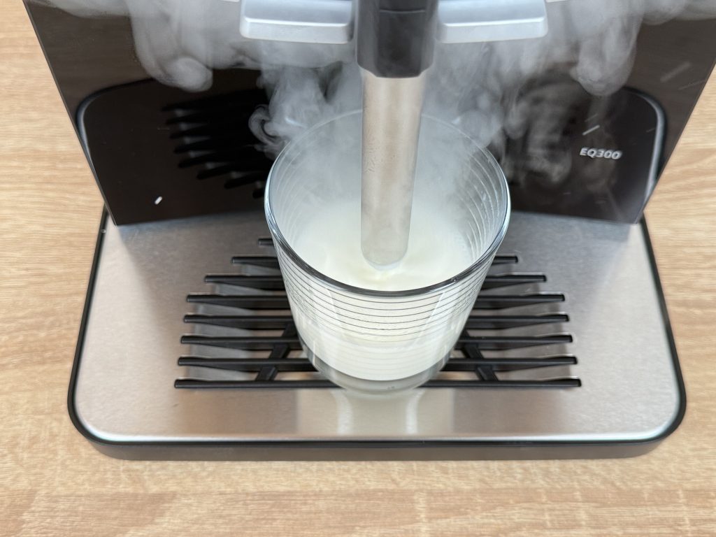 Siemens EQ300 TF301E19 Kaffeevollautomat Zubereitung Milchschaum