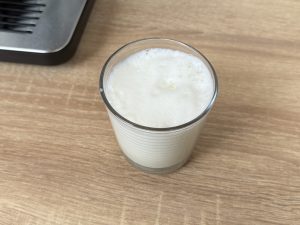Siemens EQ300 TF301E19 Kaffeevollautomat fertiger Milchschaum