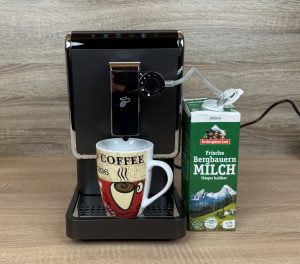 Tchibo Esperto Pro Kaffeevollautomat mit Milchkarton