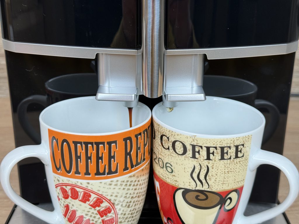 Siemens EQ300 TF301E19 Kaffeevollautomat Abfüllen zwei Tassen 1