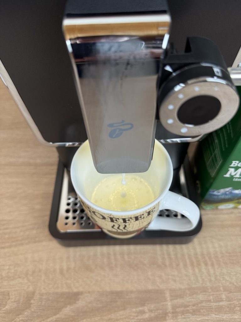 Tchibo Esperto Pro Kaffeevollautomat Zubereitung Cappuccino 1