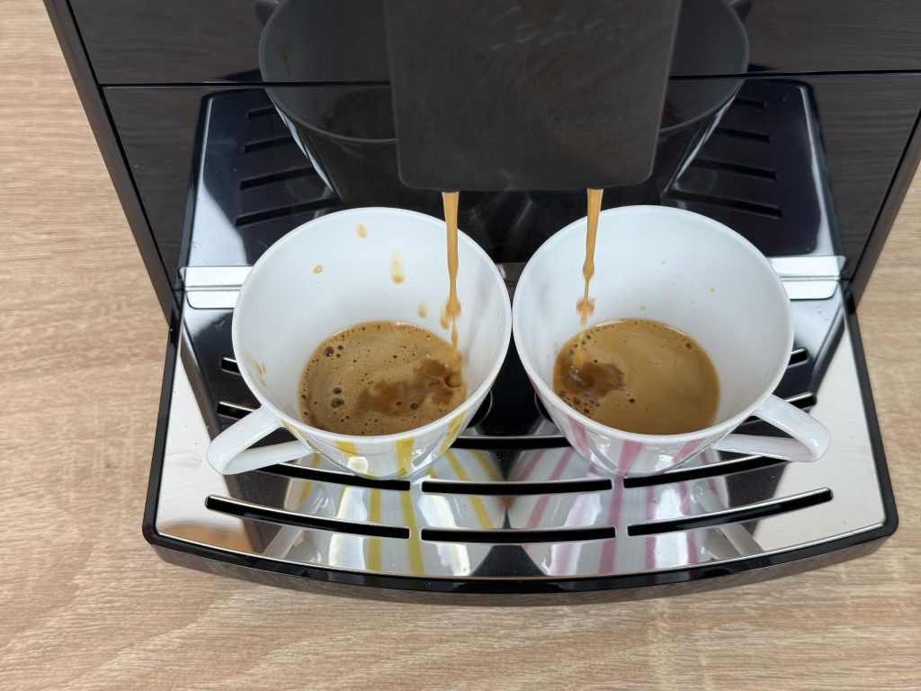Melitta Solo E 950-222 Kaffeevollautomat bei der Espresso-Zubereitung
