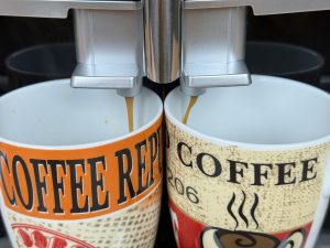 Siemens EQ300 TF301E19 Kaffeevollautomat Abfüllen zwei Tassen 2