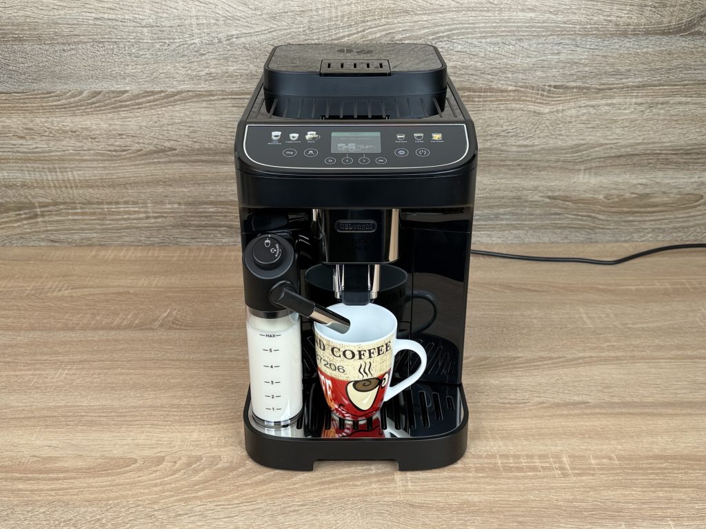 De'Longhi Magnifica Evo Next ECAM 310.60.B Kaffeevollautomat mit Milchbehälter und Tasse vor dem Abfüllen