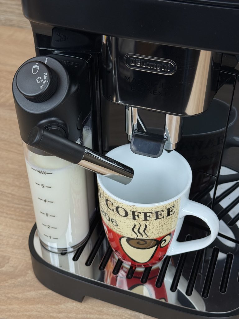 De'Longhi Magnifica Evo Next ECAM 310.60.B Kaffeevollautomat Detail Milchbehälter und Tasse