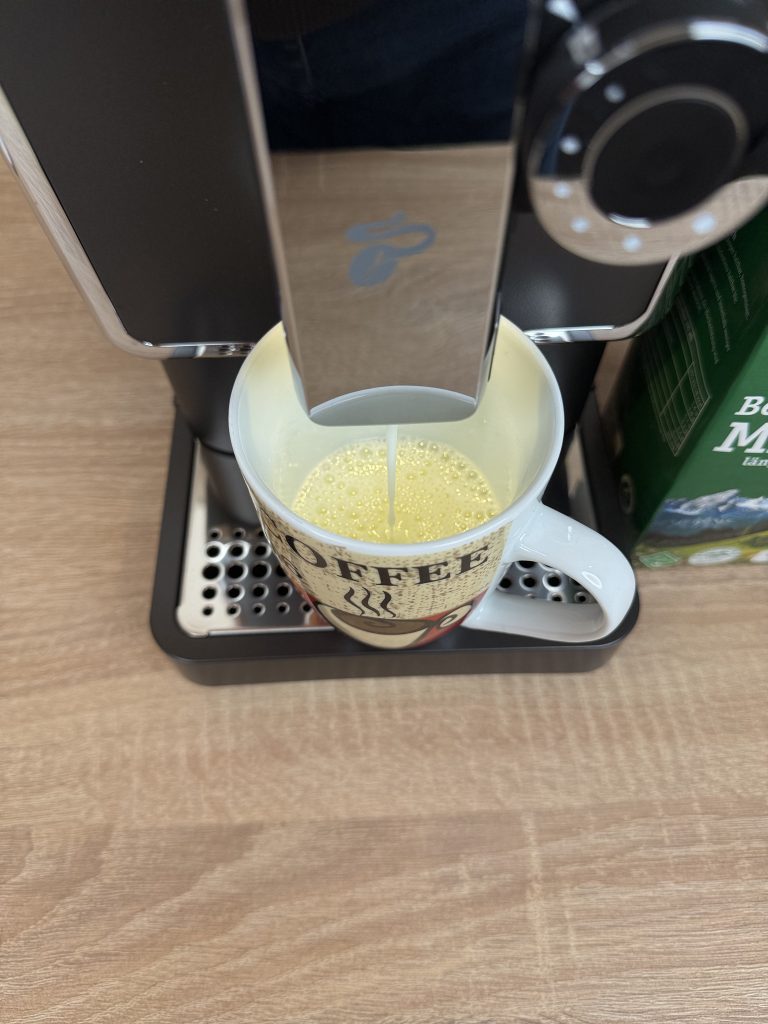 Tchibo Esperto Pro Kaffeevollautomat Ausagbe heiße Milch