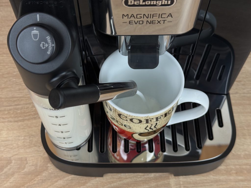 De'Longhi Magnifica Evo Next ECAM 310.60.B Kaffeevollautomat Zubereitung Cappuccino 1