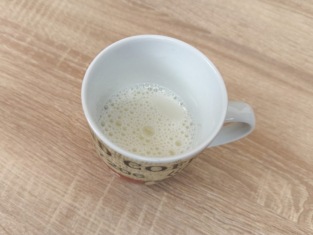 Tchibo Esperto Pro Kaffeevollautomat heiße Milch in der Tasse