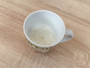 Tchibo Esperto Pro Kaffeevollautomat heiße Milch in der Tasse