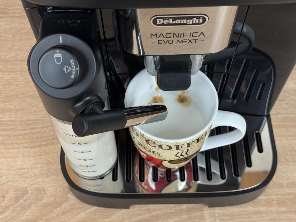 De'Longhi Magnifica Evo Next ECAM 310.60.B Kaffeevollautomat Zubereitung Cappuccino 2