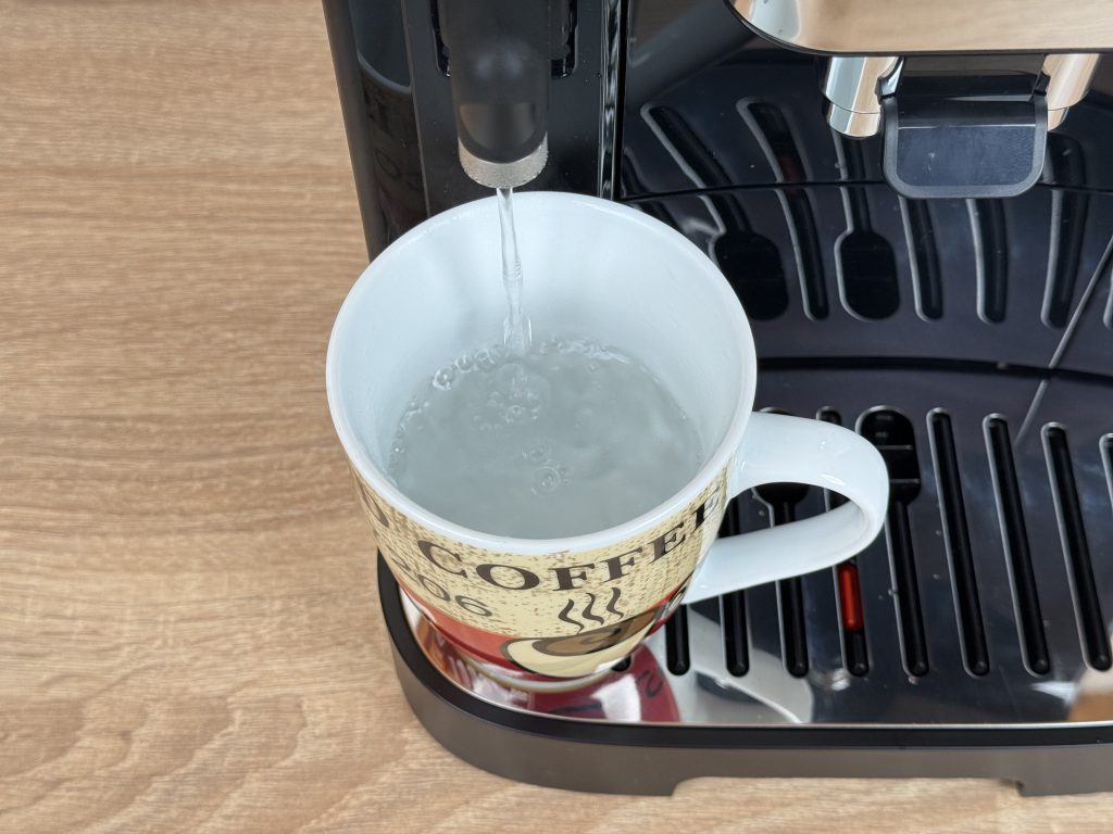 De'Longhi Magnifica Evo Next ECAM 310.60.B Kaffeevollautomat ausgießen von heißem Wasser