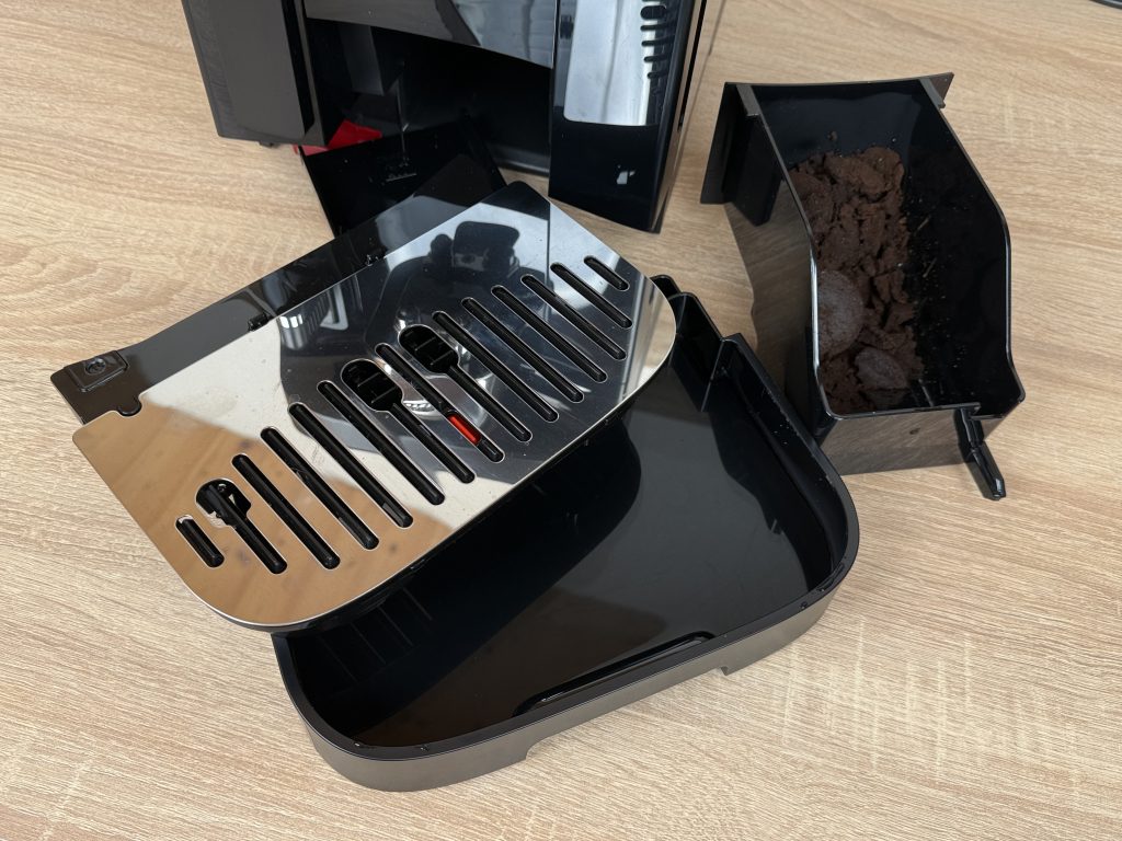 De'Longhi Magnifica Evo Next ECAM 310.60.B Kaffeevollautomat voller Tresterbehälter und volle Abtropfschale